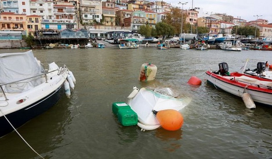 Μυτιλήνη: Προβλήματα από την έντονη βροχόπτωση -  Βούλιαξαν μέσα στο λιμάνι βάρκες