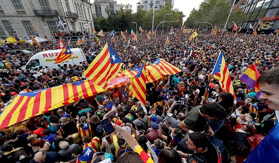 Χάος στη Βαρκελώνη: Η ισπανική πολιτοφυλακή απέναντι σε 500.000 διαδηλωτές