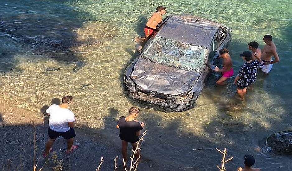 Βάρκιζα: Αυτοκίνητο έπεσε από τον γκρεμό στη θάλασσα