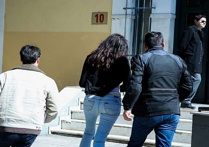 Φοβάμαι ότι θα με σκοτώσουν - ξεσπά η μητέρα του βρέφους που κάηκε ζωντανό στη Βάρκιζα