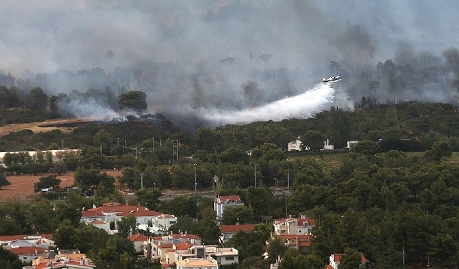 Ανεξέλεγκτη η φωτιά στη Βαρυμπόμπη: Εκκενώνονται σπίτια - Ενίσχυση των δυνάμεων πυρόσβεσης
