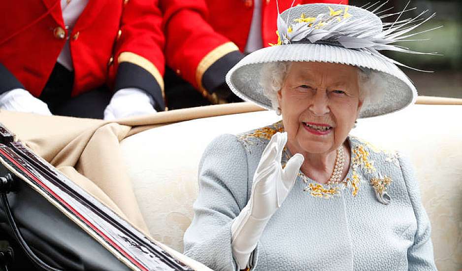 Βασίλισσα Ελισάβετ: Τα παράξενα γούστα της, τα παγάκια, τα βατόμουρα, οι τσάντες και τα παράθυρα του Μπάκιγχαμ