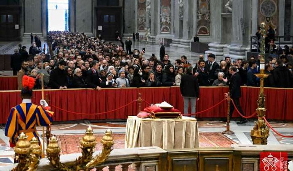 Βατικανό: Πάνω από 40.000 πιστοί απέτισαν φόρο τιμής στην σoρό του Βενέδικτου
