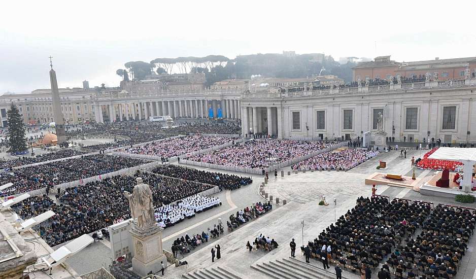 Βατικανό: Δεκάδες χιλιάδες κόσμου στην κηδεία του πάπα Βενέδικτου.  Άμεση αγιοποίηση ζήτησαν πολλοί πιστοί