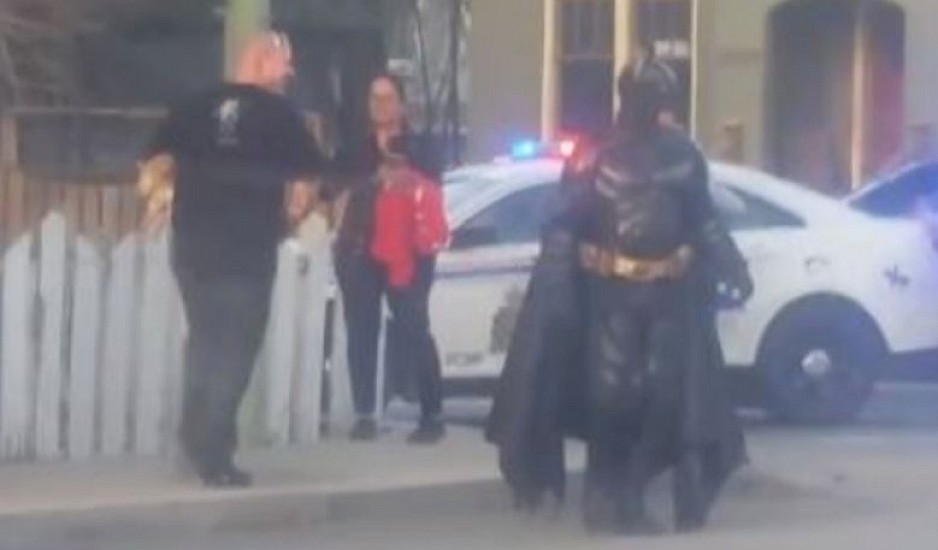 Ο Batman πήγε να βοηθήσει αστυνομικούς στην πάταξη του εγκλήματος