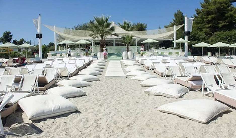 Χαλκιδική: Εξωφρενικές οι τιμές στα beach bar - Έως 50 ευρώ για μία ξαπλώστρα