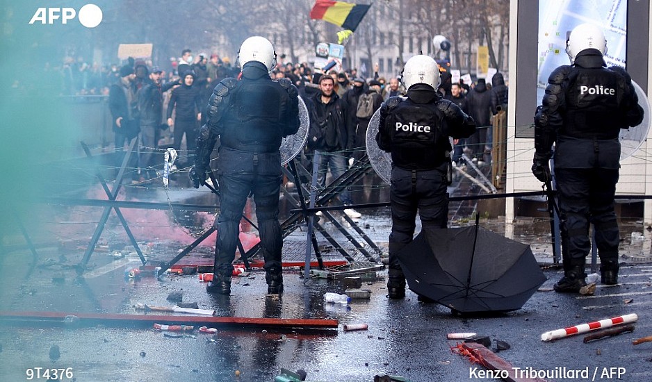 Χάος στις Βρυξέλλες: Άγρια επεισόδια σε διαδήλωση κατά των μέτρων