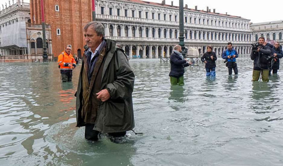 Βυθίζεται ξανά η Βενετία – Σφοδρές καταιγίδες πλήττουν την Ιταλία