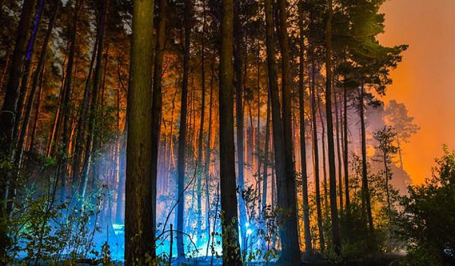 Καίγονται τα προάστια του Βερολίνου: Μεγάλη φωτιά καταστρέφει δάσος. Εκκενώθηκαν χωριά