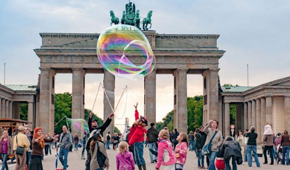 Το Βερολίνο γιορτάζει την πτώση του Τείχους με μεγαλύτερο σκεπτικισμό από ποτέ