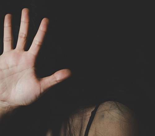 Νίκαια: Ο σύζυγός μου με χτύπησε και απειλεί να με σκοτώσει - Η συγκλονιστική εξομολόγηση γυναίκας