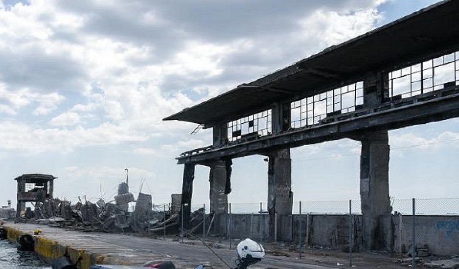 Σεισμός: Κατέρρευσε  το βιομηχανικό μνημείο του Πειραιά