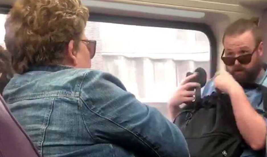 Γυναίκα βήχει πάνω σε επιβάτη τρένου και ακολουθεί καυγάς