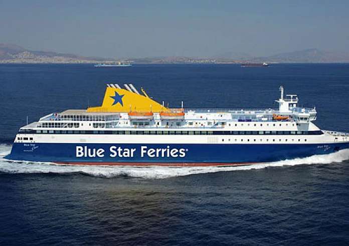 Τραυματίστηκε μέλος του πληρώματος του Blue Star Chios: Εκτάκτως το πλοίο στη Σύρο