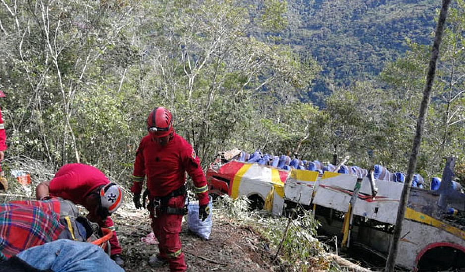 Τραγωδία τη Βολιβία: Λεωφορείο έπεσε σε χαράδρα, τουλάχιστον 25 νεκροί