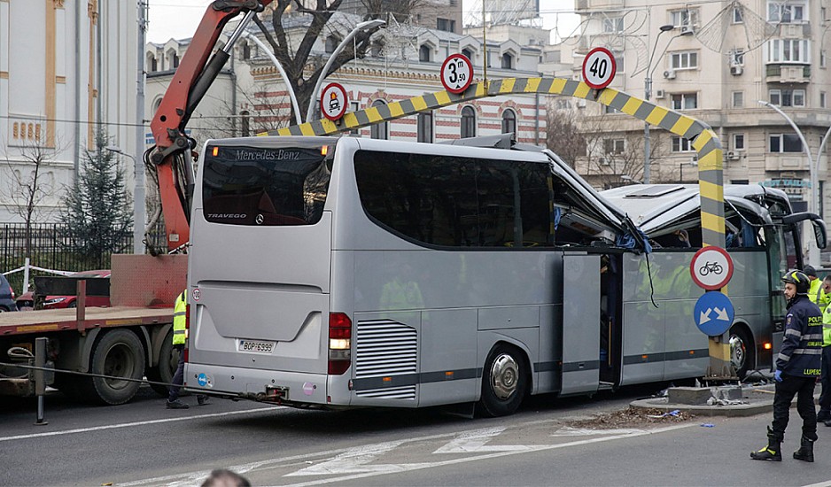 Ρουμανία: Νέο βίντεο ντοκουμέντο από τη στιγμή που η σιδερένια μπάρα που συνθλίβει το λεωφορείο