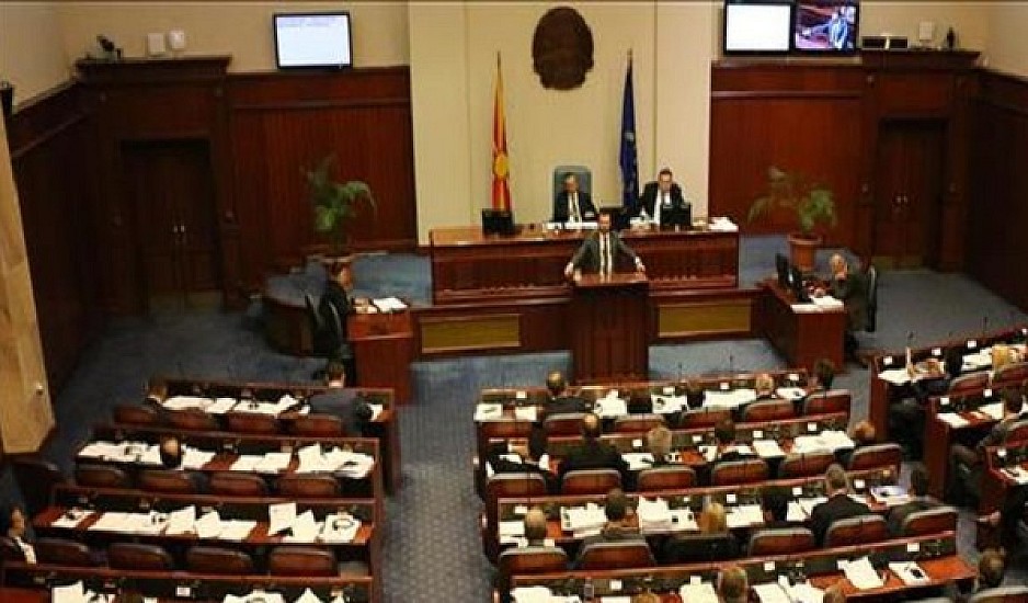 Σκοπιανό: Η Βουλή των Σκοπίων επικύρωσε  τη συμφωνία Τσίπρα - Ζάεφ