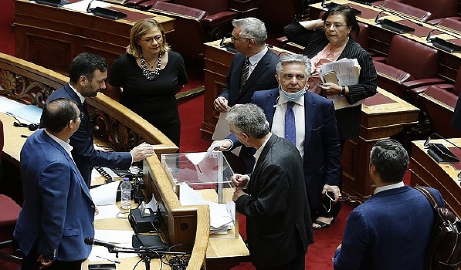 Βουλή: Αγνώριστος ο Κ. Καραμανλής, το γυμνό ψηφοδέλτιο, άνοιξε η κάλπη