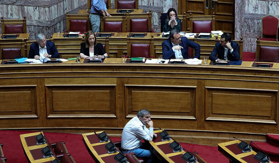 Βουλευτές του ΣΥΡΙΖΑ κατά υπουργών για απόρριψη τροπολογιών - Ελιγμός από τον Φάμελλο