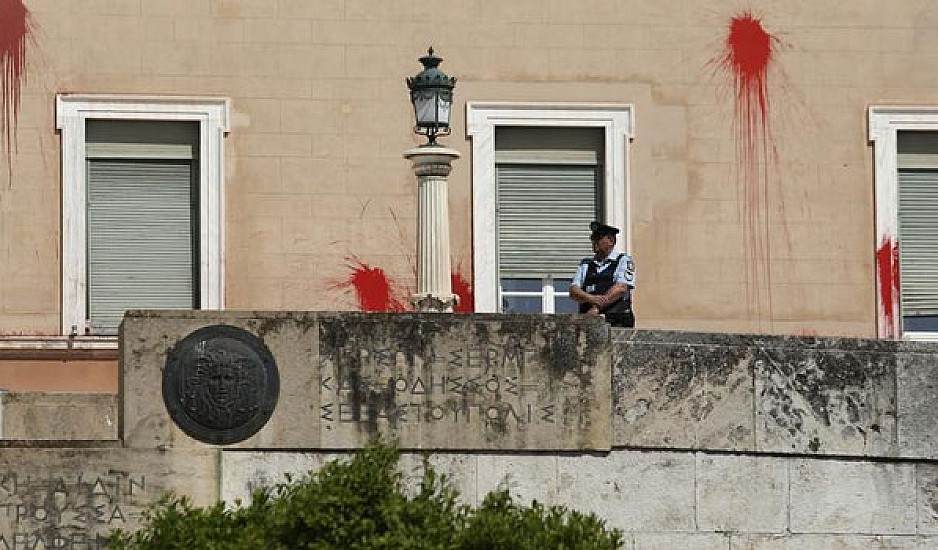 Ευθύνες σε φρουρά και αστυνομικούς ρίχνει η ΕΔΕ για την επίθεση στη Βουλή