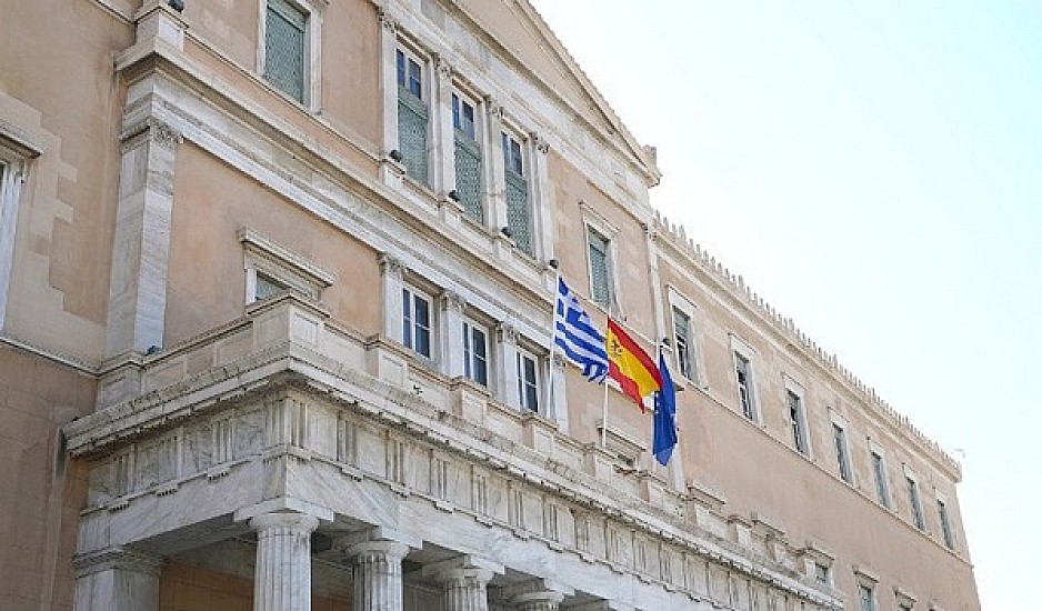 Ανάρτηση της ισπανικής σημαίας στη Βουλή ως έκφραση αλληλεγγύης στον λαό της Ισπανίας