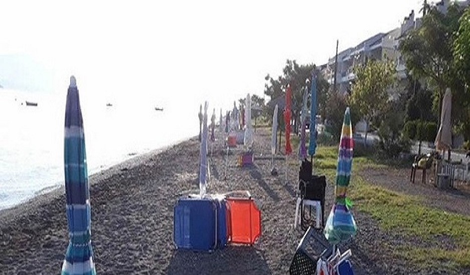 Καμένα Βούρλα: Άδειασε η παραλία από ομπρέλες και ξαπλώστρες με εντολή εισαγγελέα