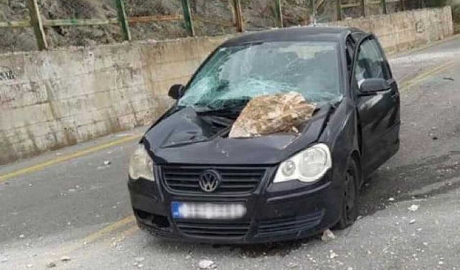 Αράχωβα: Βράχος έπεσε σε αυτοκίνητο - Από τύχη δεν είχαμε θύματα