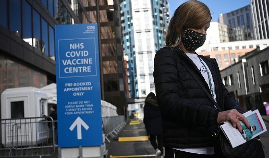 Βρετανία: 17,6 εκατ. άνθρωποι έχουν λάβει την πρώτη δόση του εμβολίου κατά της Covid-19
