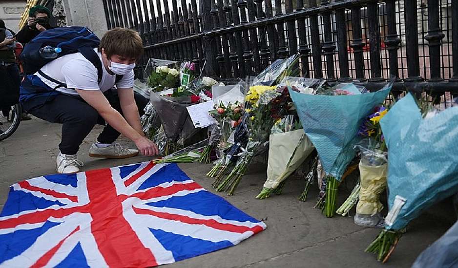 Βρετανία: Με λουλούδια, ζωγραφιές, σημειώματα και σημαίες τιμούν τον πρίγκιπα Φίλιππο
