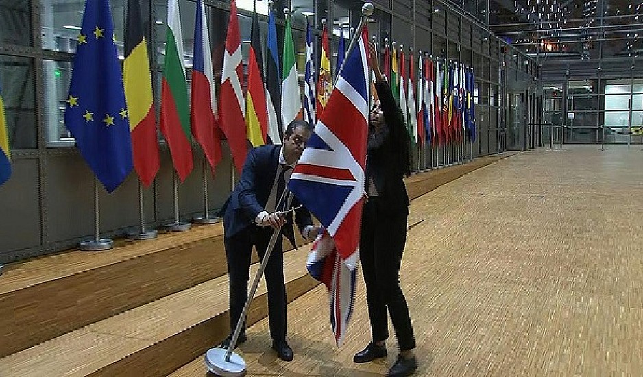 Bretix: Υπεστάλησαν οι σημαίες της Βρετανίας σε Κομισιόν, ΕΕ στην βρετανική πρεσβεία στις Βρυξέλλες