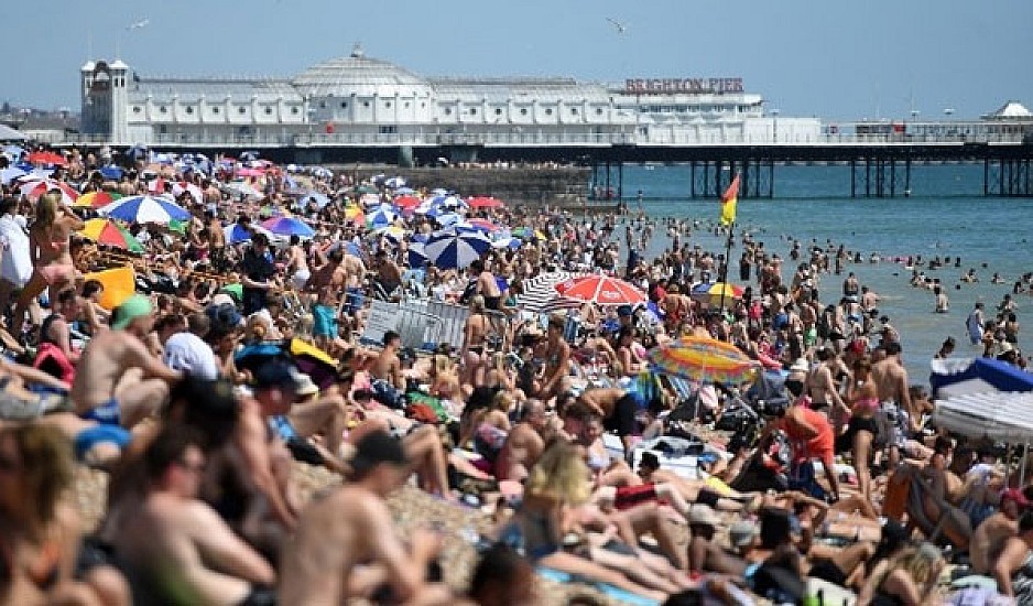Βρετανία: Ο συνωστισμός στις παραλίες προκάλεσε την επέμβαση της αστυνομίας