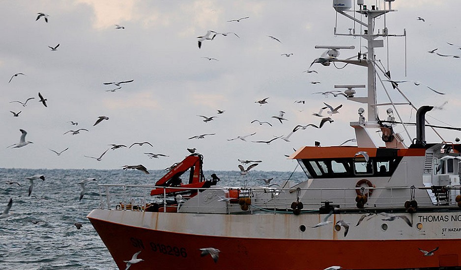 Brexit: Νέα κόντρα για τα αλιευτικά δικαιώματα – Η Γαλλία κατέσχεσε βρετανικό αλιευτικό