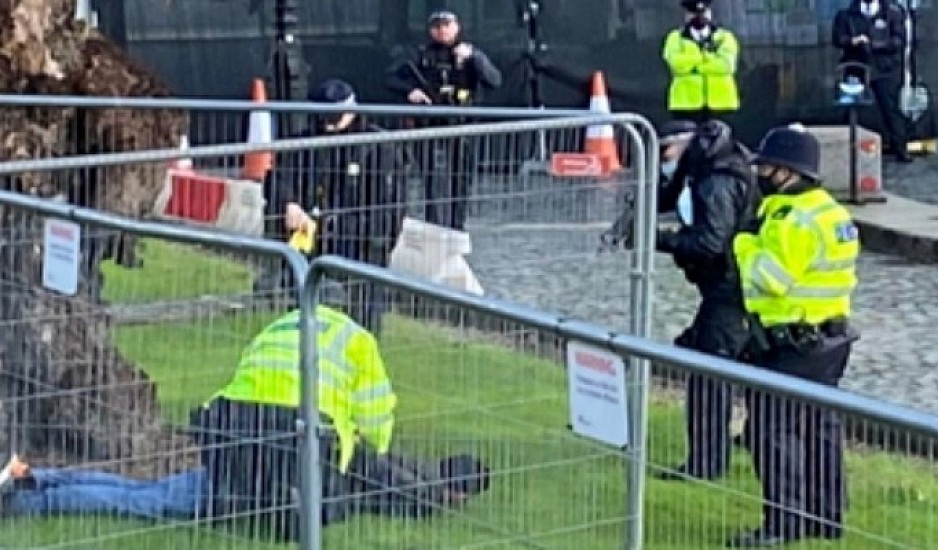 Βρετανία: Συνελήφθη άνδρας που εισέβαλε στο βρετανικό κοινοβούλιο
