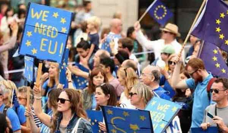 Πάνω από ένα εκατομμύριο οι υπογραφές για την ανάκληση του Brexit