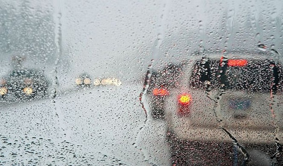 Η βροχή έφερε προβλήματα στους δρόμους της Αττικής – Δείτε πού έχει κίνηση