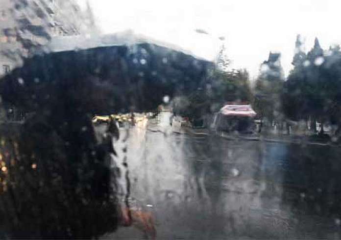 Άστατος θα είναι ο καιρός του τριημέρου με κατά τόπους βροχές