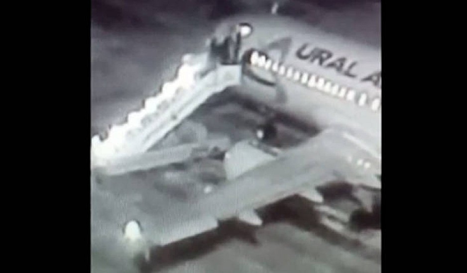 Η τρομακτική στιγμή που καταρρέει η σκάλα την ώρα που οι επιβάτες ανεβαίνουν σε αεροπλάνο. Βίντεο
