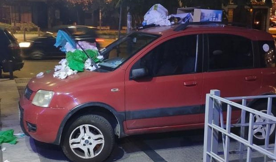 Θα το ξανακάνει; Στη Θεσσαλονίκη πάρκαρε το αυτοκίνητο σε πεζοδρόμιο και του το στόλισαν με σκουπίδια