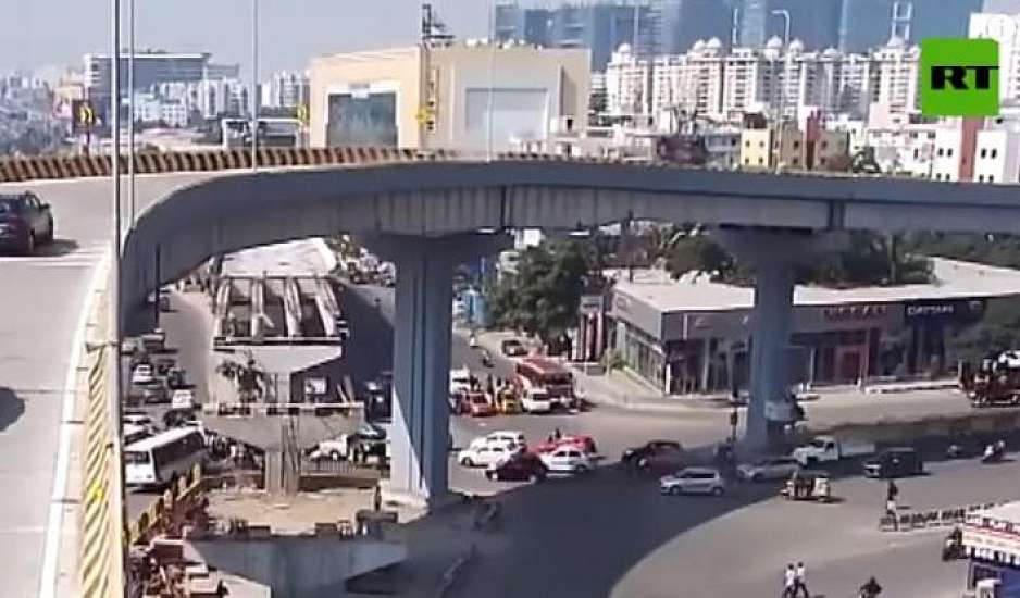 Αυτοκίνητο απογειώθηκε από γέφυρα και έπεσε πάνω σε περαστικούς - Σοκαριστικό βίντεο