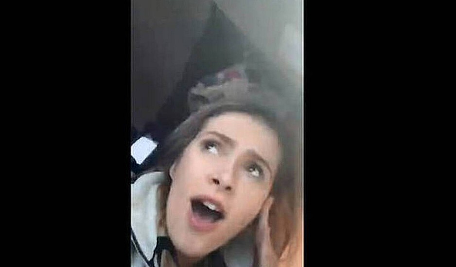 Σάλος στα social media: 16χρονη έβγαζε βίντεο ενώ ήταν εγκλωβισμένη στο αυτοκίνητο