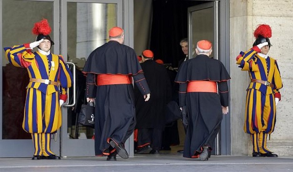 Ο Πάπας απομάκρυνε δύο καρδινάλιους που εμπλέκονται σε σκάνδαλα παιδεραστίας