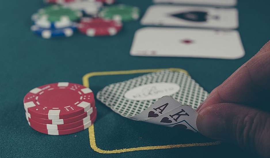 Έκαναν το σπίτι λέσχη στην Άρτα: Τους έπιασαν να παίζουν πόκερ
