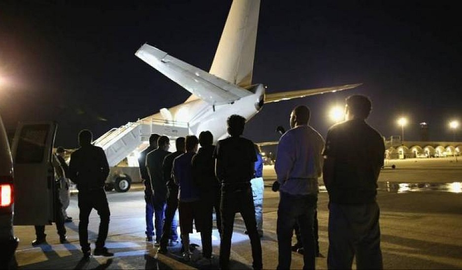 Με «χρυσές» πτήσεις τσάρτερ οι απελάσεις μεταναστών - Εκατομμύρια ευρώ το κόστος