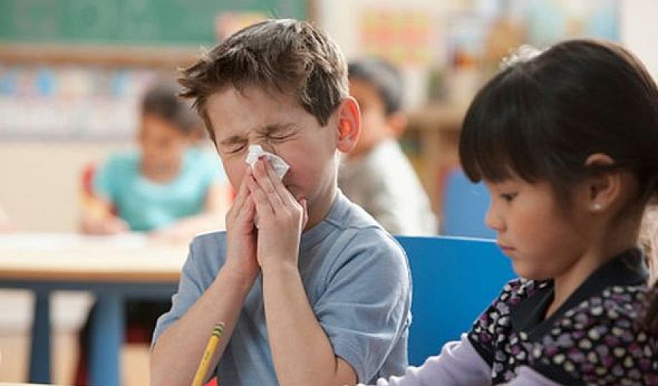 «Η μισή τάξη του παιδιού μου είναι άρρωστη, να το στείλω σχολείο;»: Ο παιδίατρος απαντά