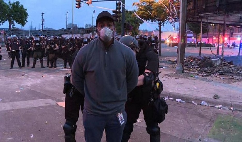 Αστυνομικοί στις ΗΠΑ συνέλαβαν συνεργείο του CNN που μετέδιδε LIVE από τον τόπο της εξέγερσης