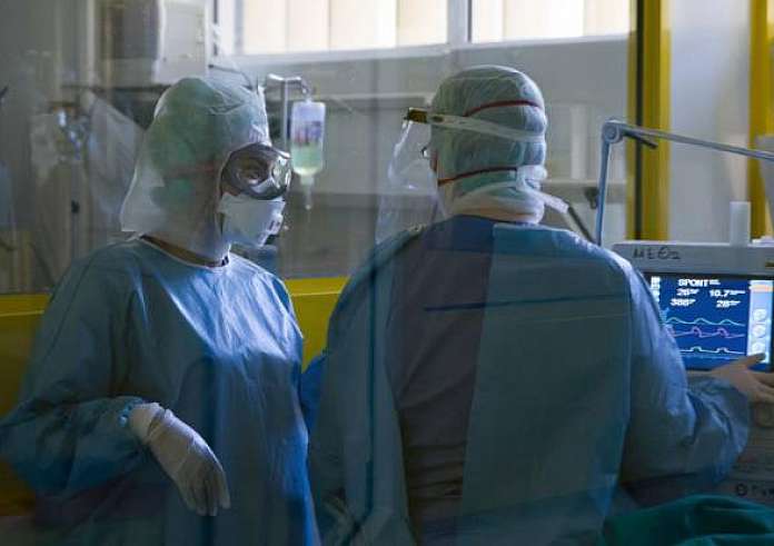«Δε θυμάμαι άλλες γιορτές, ακόμα και μέσα στην πανδημία, να έχουμε τόσο μεγάλη πίεση στην πνευμονολογική κλινική»