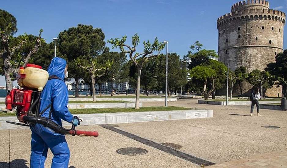 Χορεύουν τσιφτετέλια και βρίζουν αστυνομικούς που είναι δίπλα τους στη Θεσσαλονίκη