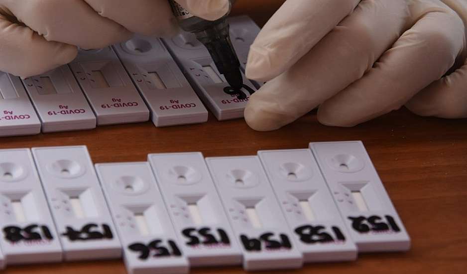 Καθηγητές προτείνουν σε μαθητές να φέρουν πλαστές βεβαιώσεις από φαρμακείο με θετικό τεστ κορονοϊού
