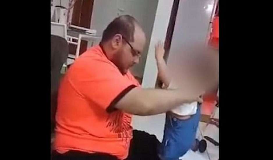 Πατέρας βασανίζει και δέρνει την κορούλα του για να της μάθει να περπατάει - Εξοργίζει το βίντεο