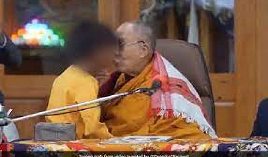 Σάλος με βίντεο που δείχνει τον Δαλάι Λάμα να φιλά αγόρι στο στόμα